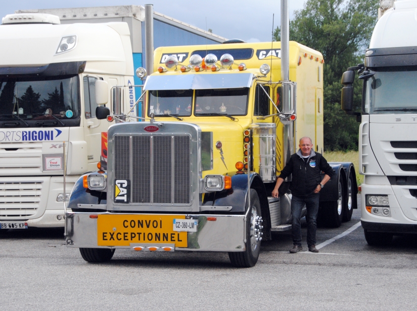 M. CANY posant devant un camion