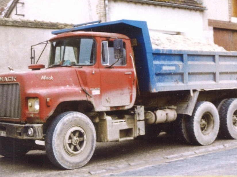 Camion Mack type DM 685S